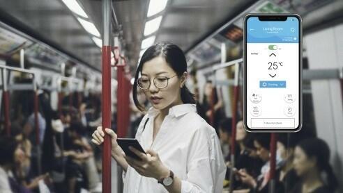 Automaticky upravuje teplotu, když přicházíte domů nebo odcházíte